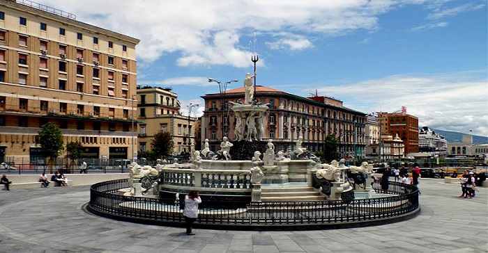 piazza municipio con la nuova fontana del nettuno